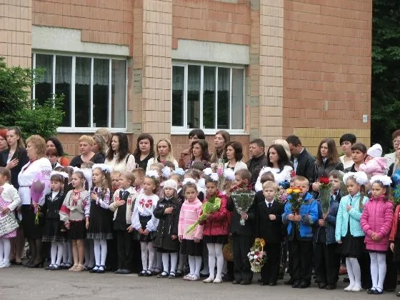 Сьогодні в більшості шкіл Рівного пролунав «Останній дзвоник» (Фото) — фото 1