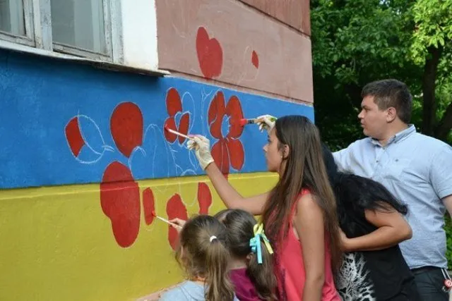 Ініціативна група «Флешмоб Рівне» розмалювали будинок у національні кольори (Фоторепортаж) — фото 1