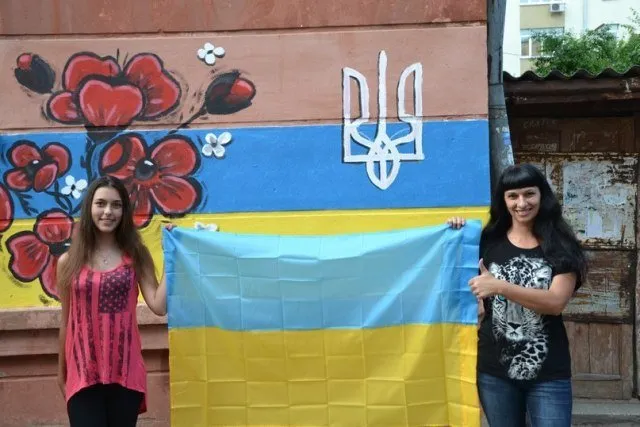 Ініціативна група «Флешмоб Рівне» розмалювали будинок у національні кольори (Фоторепортаж) — фото 3
