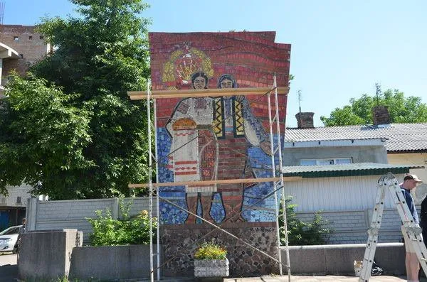 У Рівному, активісти розфарбували стела в жовто-блакитні кольори (Фото) — фото 2
