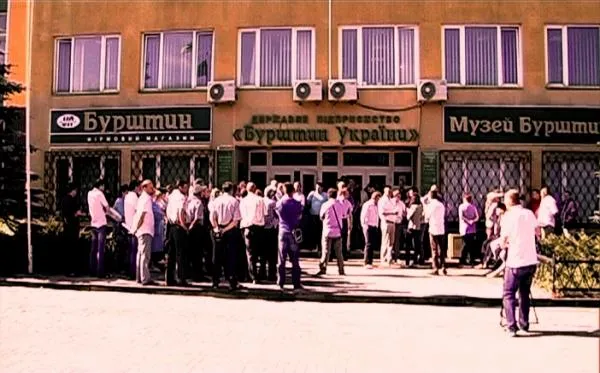 Люди стали «живим щитом» проти нового керівника — фото 1