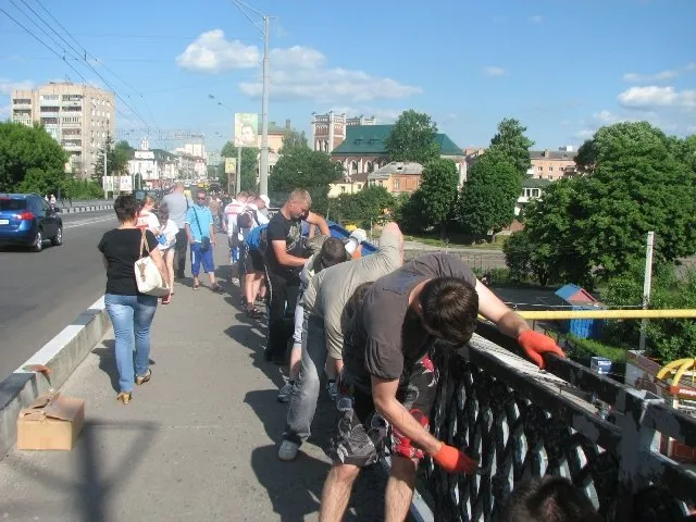 Активісти дофарбовують жовто-блакитний міст (Фото) — фото 2