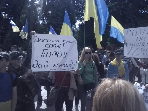 Рівненська Жіноча сотня пікетує Верховну раду з вимогою демобілізувати українських солдат (Фото) — фото 2