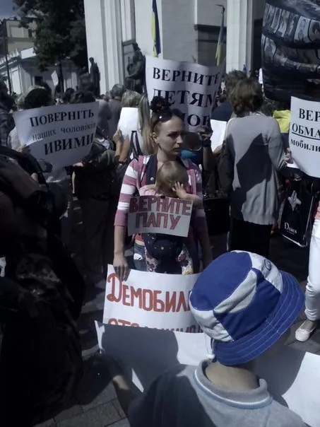 Рівненська Жіноча сотня пікетує Верховну раду з вимогою демобілізувати українських солдат (Фото) — фото 3