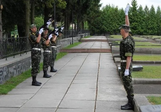 У Рівному військовослужбовці вшанували жертв війни (Фото) — фото 1