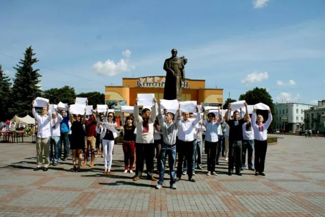 Студенти рівненського НУВГП влаштували флешмоб присвячений Дню Конституції (Фоторепортаж) — фото 1