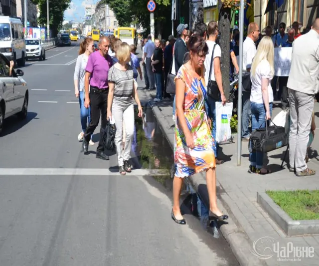 Сьогодні у Рівному пікетували управління митниці (Фото) — фото 1