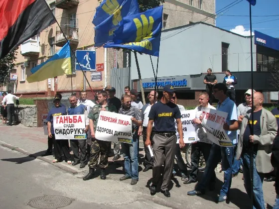 Декілька десятків активістів сьогодні влаштували флешмоб під Рівненським міським судом (Фото) + (Відео) — фото 2