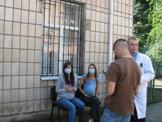 Декілька десятків активістів сьогодні влаштували флешмоб під Рівненським міським судом (Фото) + (Відео) — фото 3
