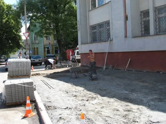 У Рівному продовжуються роботи по облаштуванню центральної частини міста (Фото) — фото 1