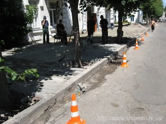 У Рівному продовжуються роботи по облаштуванню центральної частини міста (Фото) — фото 2
