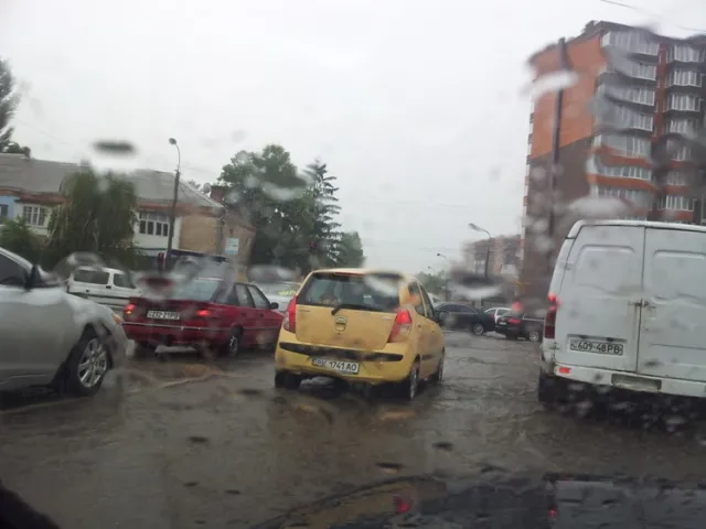 Сьогоднішня злива у Рівному спричинила транспортний колапс (Фото) — фото 2