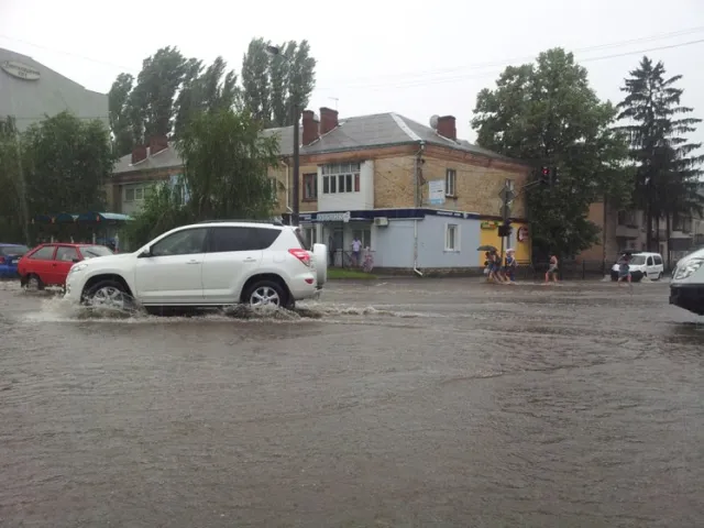Сьогоднішня злива у Рівному спричинила транспортний колапс (Фото) — фото 3