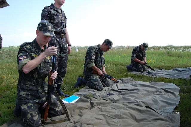 Майбутніх офіцерів муштрують на Рівненському полігоні (Фоторепортаж) — фото 1