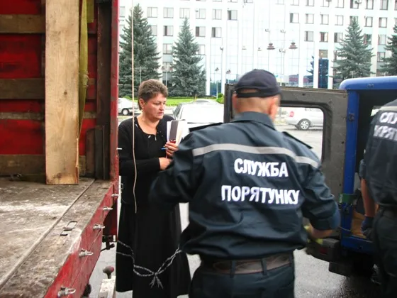 З Рівного для жителів Донецької та Луганської областей, звільнених від терористів, відправляється вантажівка з продуктами (Фоторепортаж) — фото 1