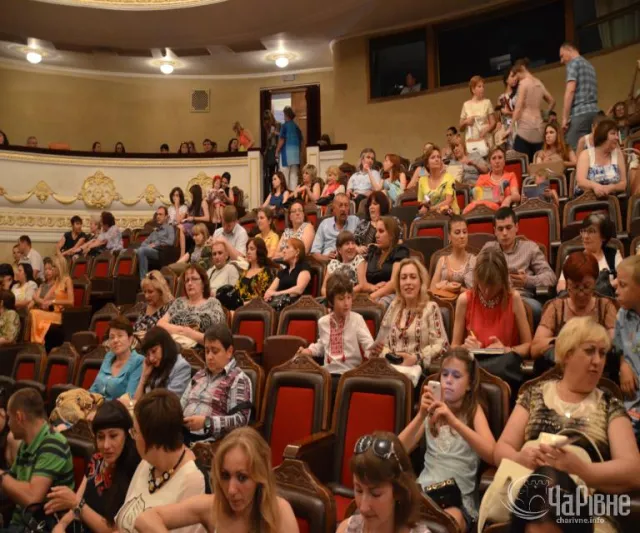 Актори обласного драмтеатру вийшли з відпустки, аби підтримати військових (Фото) — фото 3