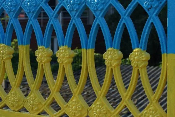 Рівняни завершили фарбувати міст на вулиці Соборна (Фоторепортаж) — фото 2