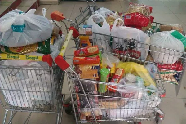 Рівняни розпочали збір продуктів у супермаркетах (Фото) — фото 4