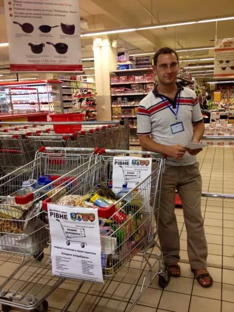 Рівняни розпочали збір продуктів у супермаркетах (Фото) — фото 5