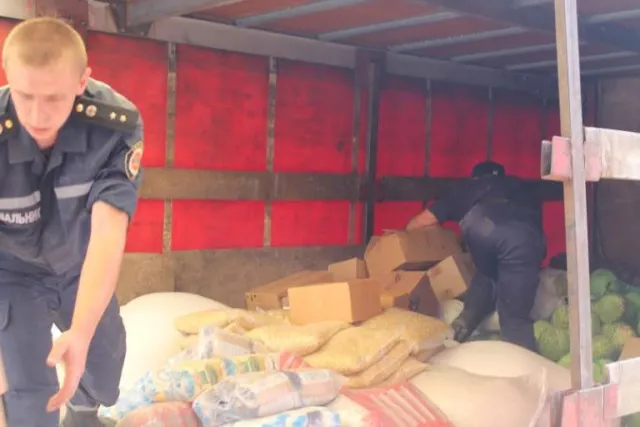 Сьогодні із Рівного до зони антитерористичної операції відправили кількатонні вантажівки продукції (Фото) — фото 1