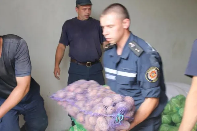 Сьогодні із Рівного до зони антитерористичної операції відправили кількатонні вантажівки продукції (Фото) — фото 2