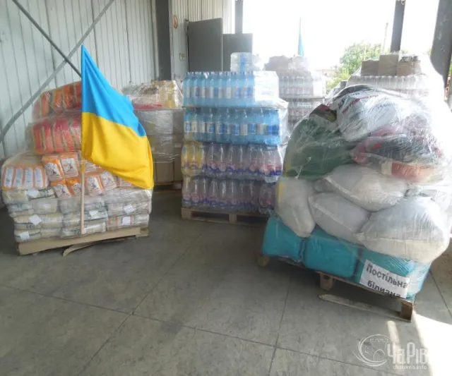 Сьогодні із Рівного до зони антитерористичної операції відправили кількатонні вантажівки продукції (Фото) — фото 5