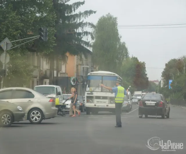 На перехресті вулиць Чорновола - Ст.Бандери не працює світлофор (Фото) — фото 1