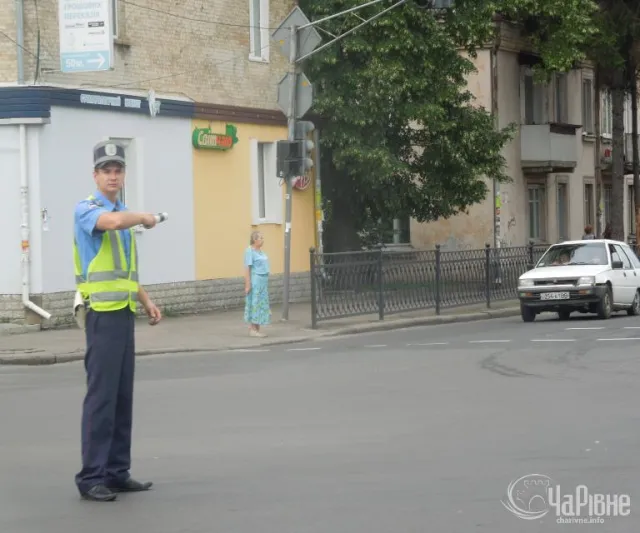 На перехресті вулиць Чорновола - Ст.Бандери не працює світлофор (Фото) — фото 3
