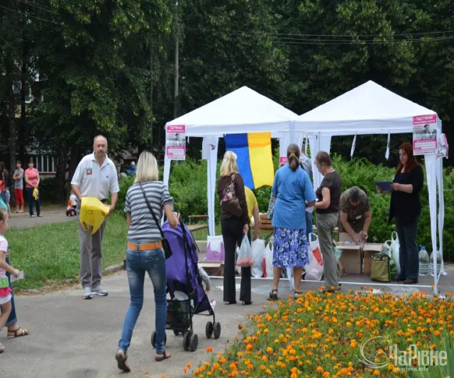 У рівненських мікрорайонах, дворах діють пункти збору допомоги армійцям (Фоторепортаж) — фото 2