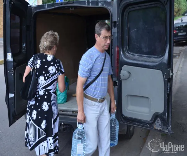 У рівненських мікрорайонах, дворах діють пункти збору допомоги армійцям (Фоторепортаж) — фото 3