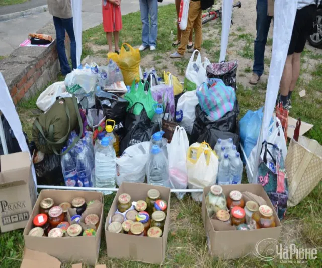 У рівненських мікрорайонах, дворах діють пункти збору допомоги армійцям (Фоторепортаж) — фото 7