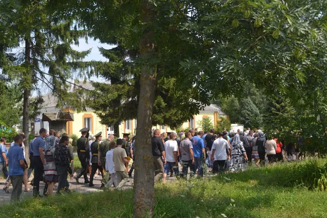 Тисячі людей, сльози на очах, розпач у душі... Герої не вмирають! (Фоторепортаж) — фото 5