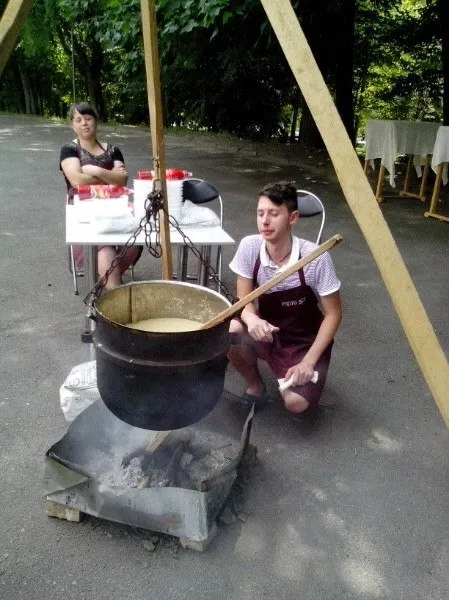 У Рівному пройшов «Благодійний ярмарок допомоги військовим» (Фоторепортаж) — фото 5