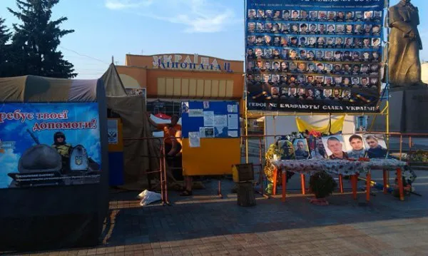 Не встигли рівняни обговорити раптове зникнення з Майдану намету вдень, як під вечір на його місці «виріс» новий (Фото) — фото 3