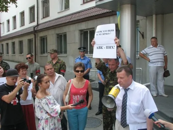 Біля рівненського УМВСУ сьогодні відновилися пікети (Фото) + (Відео) — фото 3