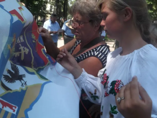 У Рівному вишиють величезну карту України (Фото) — фото 2