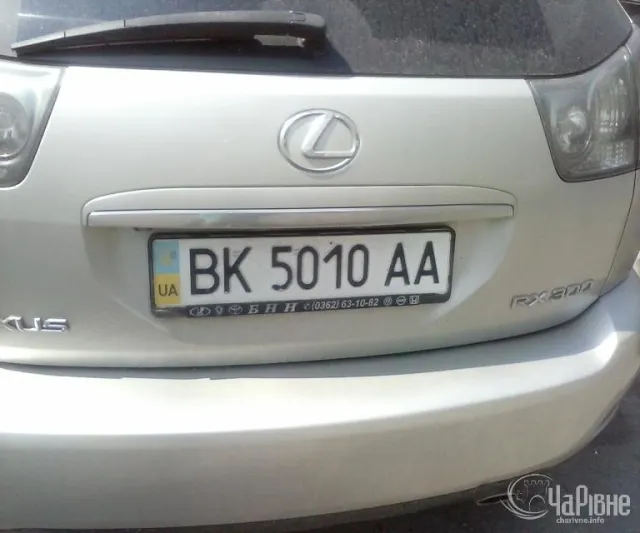 Водії нехтують правилами паркування та залишають свої автівки у місцях, де зупинки заборонені (Фото) — фото 2