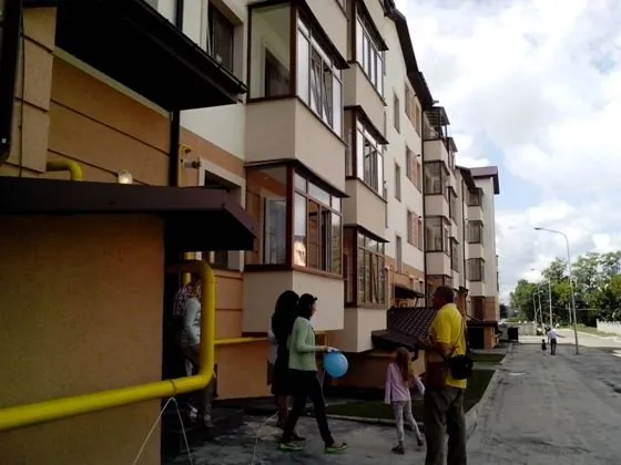Доньки рівненського героя Небесної сотні отримали ключі від двокімнатної квартири у Рівному (Фото) — фото 2