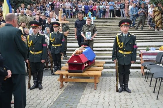 На Рівненщині похоронили 22-річного старшого лейтенанта Владислава Рильського, який загинув в зоні АТО (Фоторепортаж) — фото 1