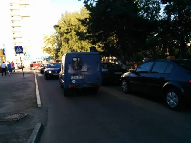 Жителі Рівного розпочали боротьбу з водіями, які паркуються де завгодно (Фото) — фото 1