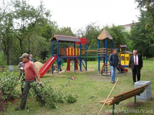 На Пагорбі Слави завершують облаштовувати дитяче містечко (Фото) — фото 2