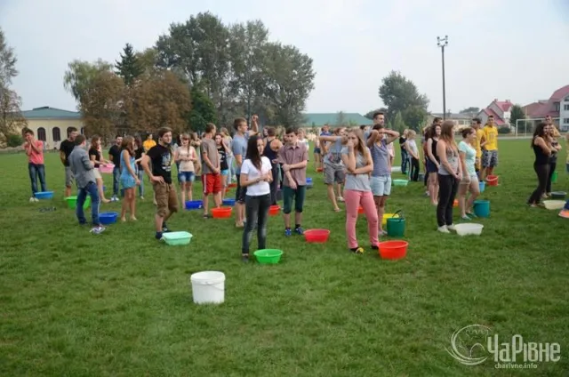 120 студентів взяли участь у популярному флеш-мобі «Іce bucket challenge» (Фото) + (Відео) — фото 1