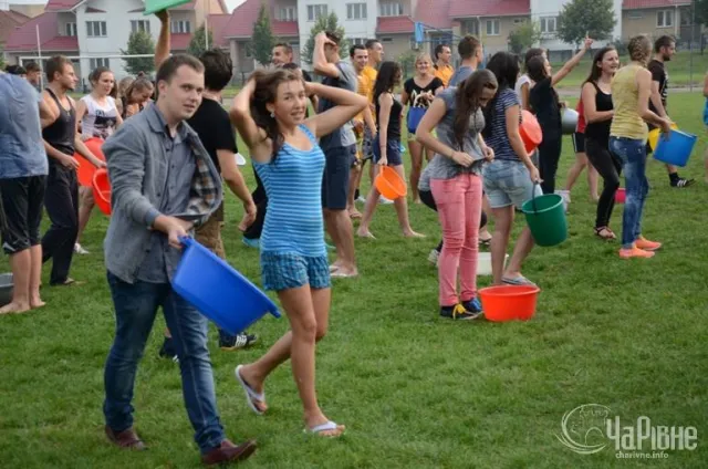 120 студентів взяли участь у популярному флеш-мобі «Іce bucket challenge» (Фото) + (Відео) — фото 3