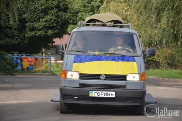15 військових 51-ої окремої механізованої бригадивирушили з Рівного у зону АТО (Фоторепортаж) — фото 5