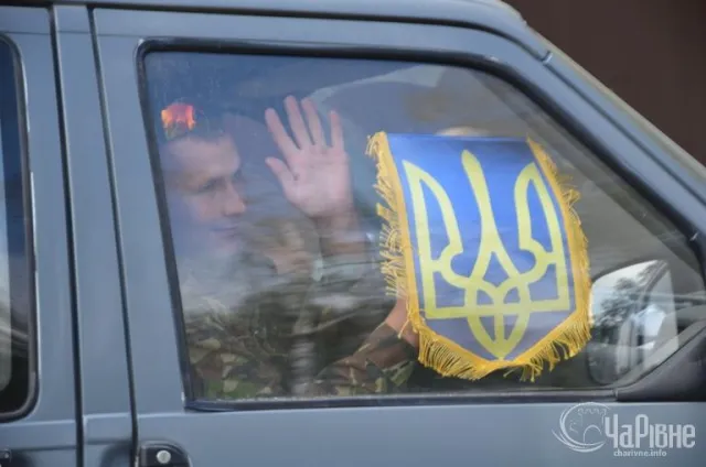 15 військових 51-ої окремої механізованої бригадивирушили з Рівного у зону АТО (Фоторепортаж) — фото 9