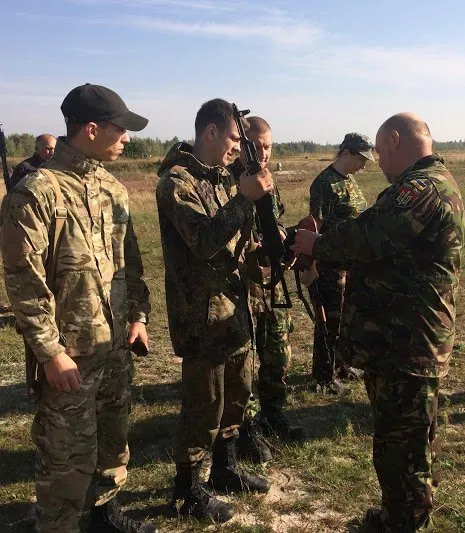 На Рівненщині відбулися чергові навчальні стрільби активістів «Правого Сектору» (Фото) — фото 1