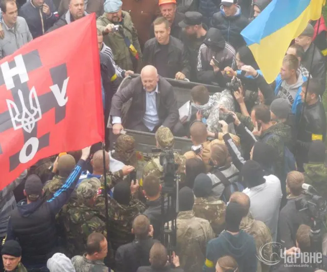 Заступника голови облради Рівного викинули у смітник (Фото) + (Відео) — фото 1