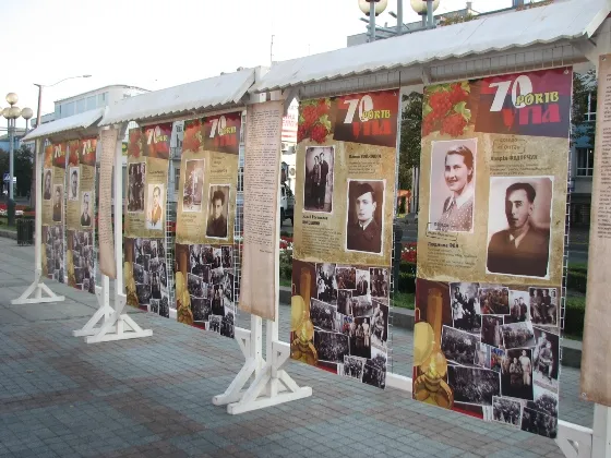 В центрі Рівного до святкування річниці створення УПА розташували довідкові банери (Фото) — фото 2