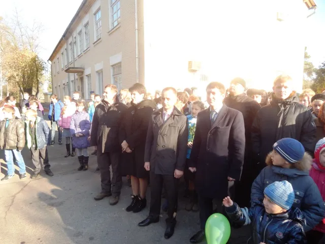 На Рівненщині зустрічаючи військовослужбовців. Люди скандували гасла «Слава Україні і її героям!» (Фото) — фото 1