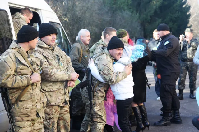 На Рівненщині зустрічаючи військовослужбовців. Люди скандували гасла «Слава Україні і її героям!» (Фото) — фото 2